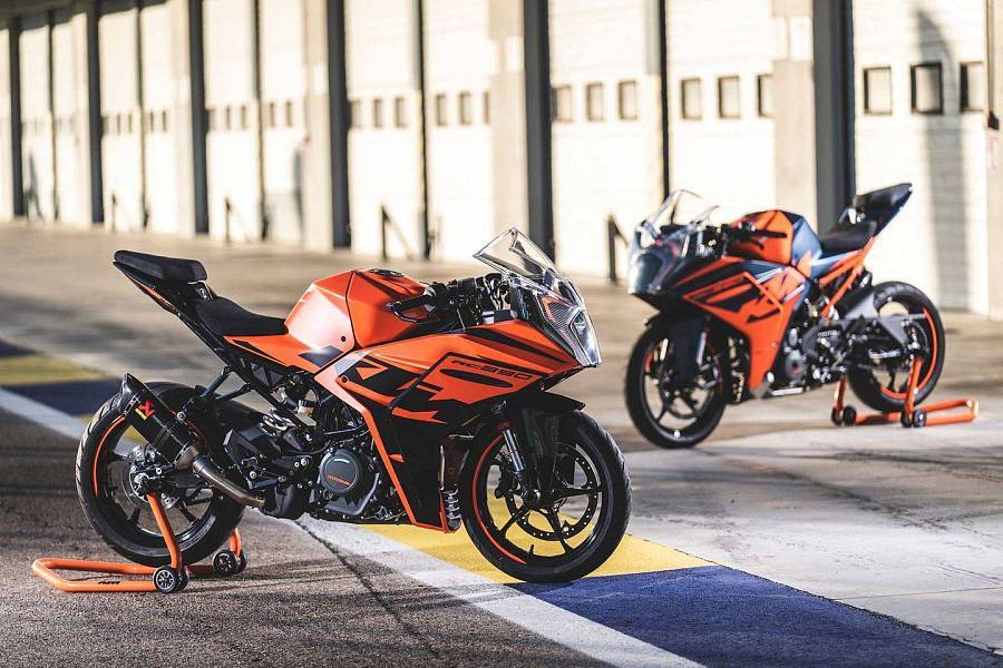 2022款KTM RC390摩托，设置装备摆设进级，车重仅155公斤