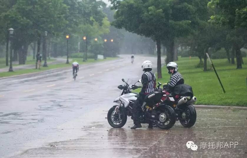 在雨中骑摩托车的5个技能