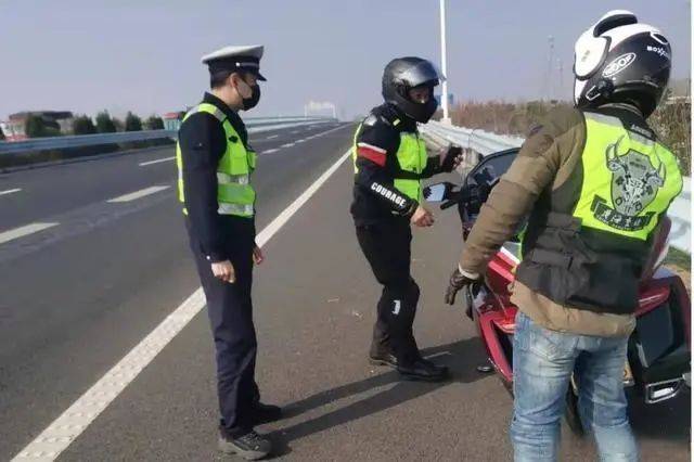 江苏交警:摩托车制止驶入高速!