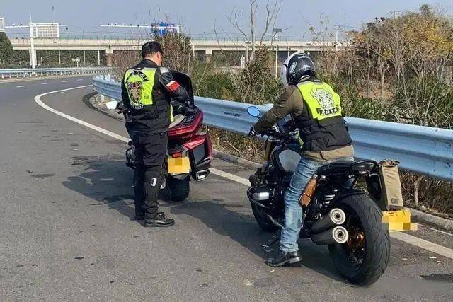 江苏交警:摩托车制止驶入高速!
