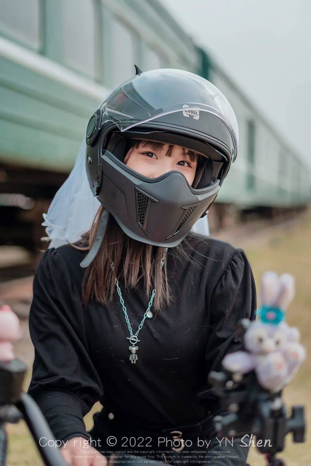 这是嘉兴的一位女骑友，逮着火车一顿排