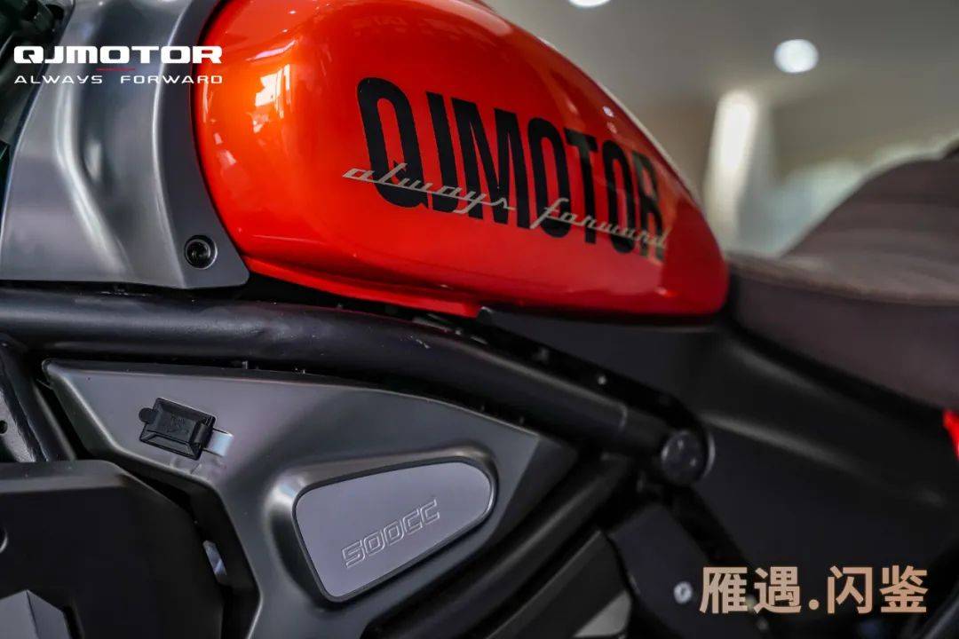 QJMOTOR改款闪500实车表态,气概有点复杂