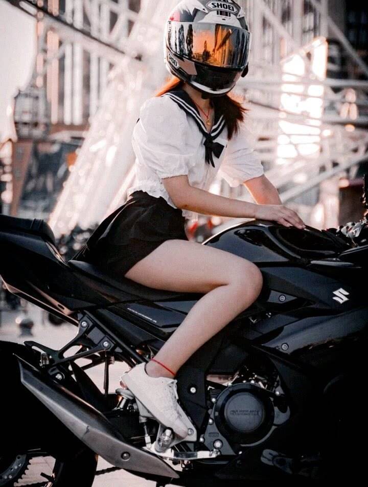 性感美女骑摩托