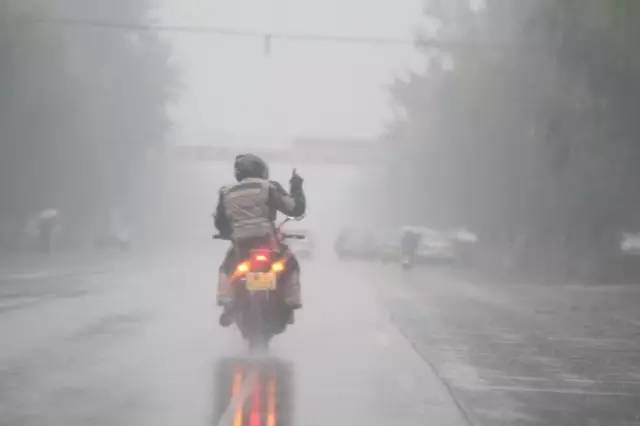 下雨了！我们该如何正确天战摩托车玩耍