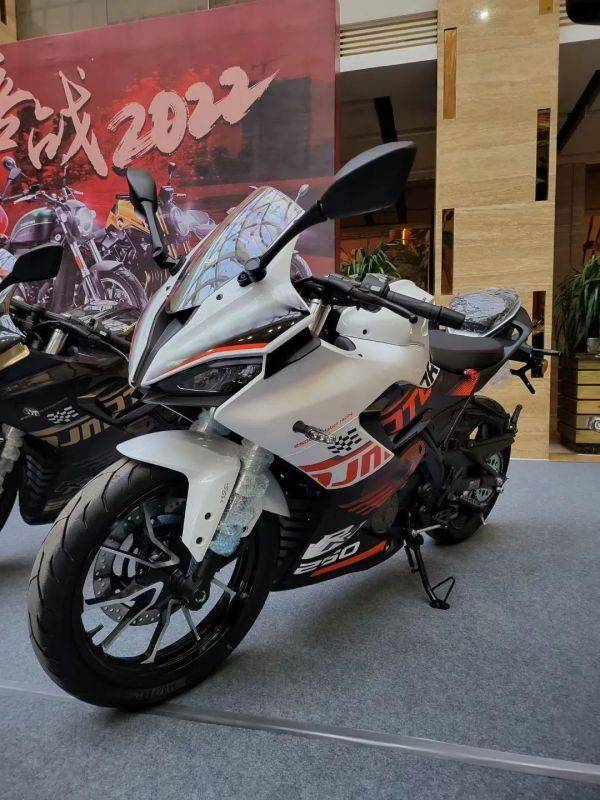 17999元!QJMOTOR赛250双摇臂版新品上市,硬刚春风250SR?