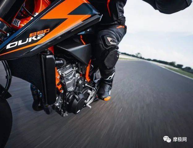 2022款KTM 890 DUKE R新配色亮相 规格不变