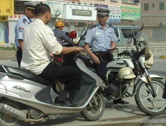 骑摩托车不戴头盔，罚款！交警不戴头盔怎么办？