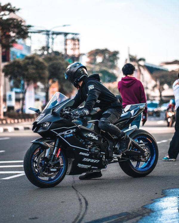 现在的油价就像女人的吊带一样，能提不能降 ZX-10R