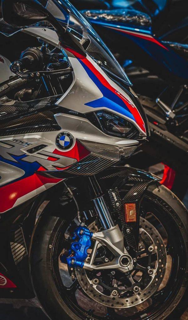 BMW m1000r，机车界的性能代表 宝马M1000RR