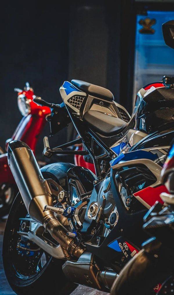 BMW m1000r，机车界的性能代表 宝马M1000RR