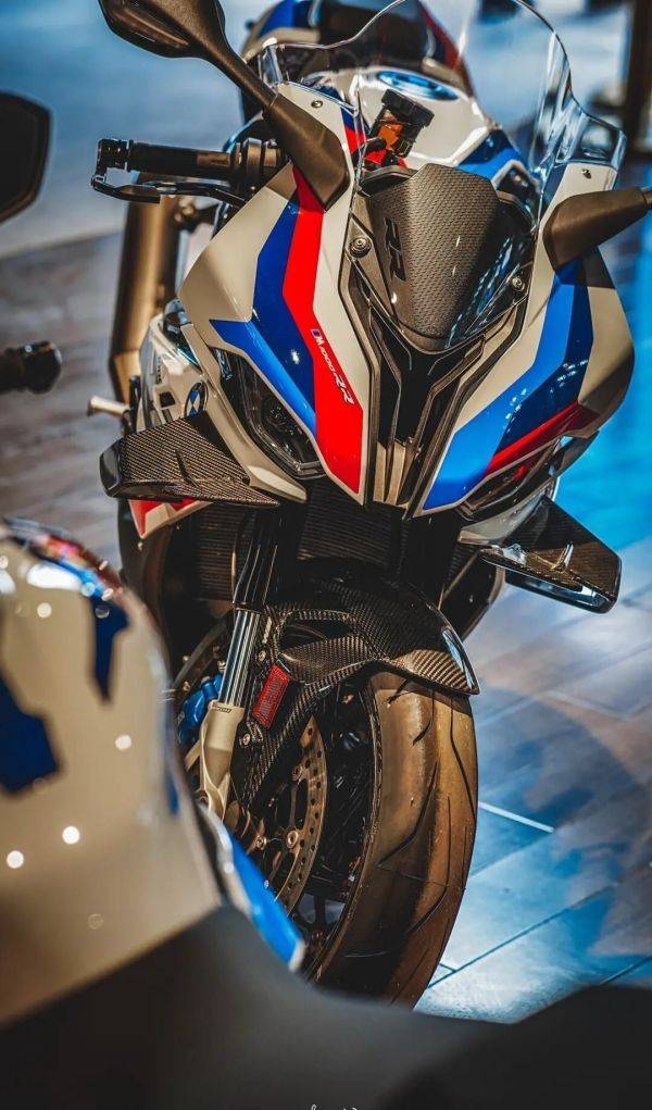 BMW m1000r，机车界的性能代表 宝马M1000RR