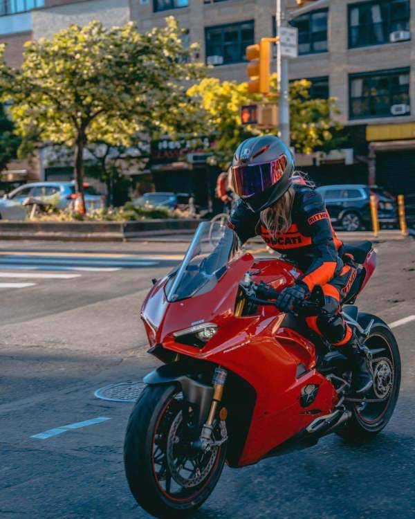 曼哈顿街景，女骑与杜卡迪panigalev4s