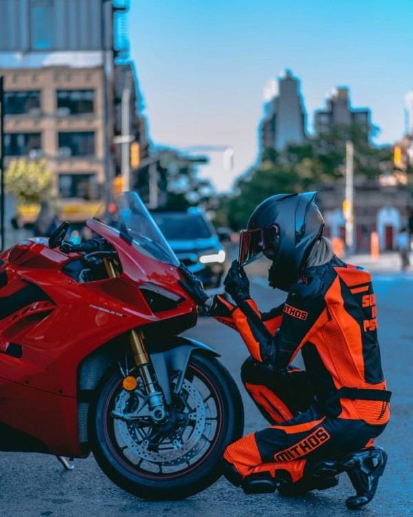 曼哈顿街景，女骑与杜卡迪panigalev4s