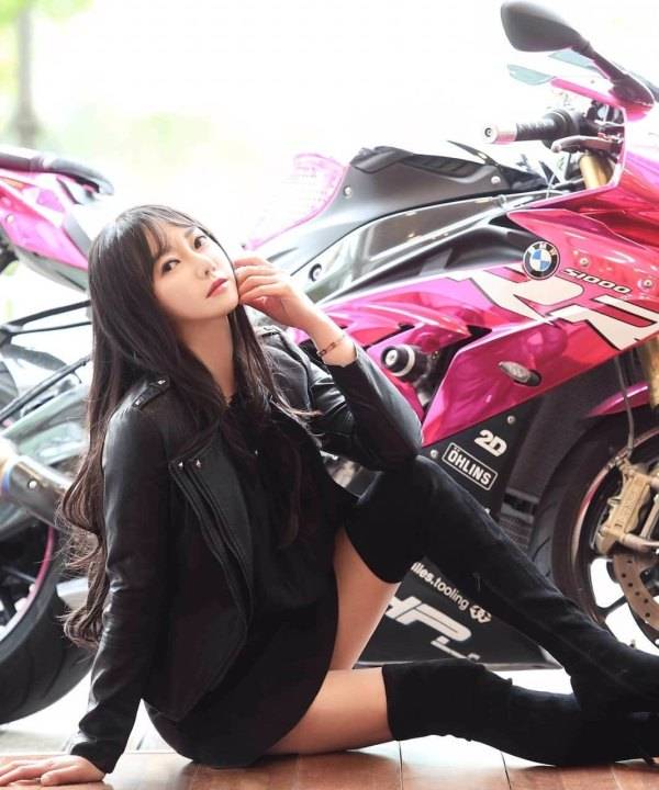 小姐姐与粉色宝马s1000rr