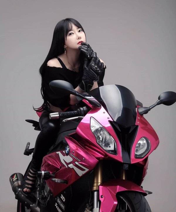 小姐姐与粉色宝马s1000rr