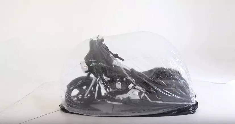 摩托车过冬储存新方式：给摩托车套个保鲜膜！