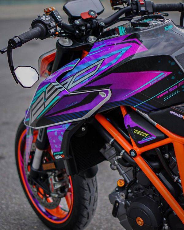 极少见的配色，亮紫色的KTM1290SuperDuke R