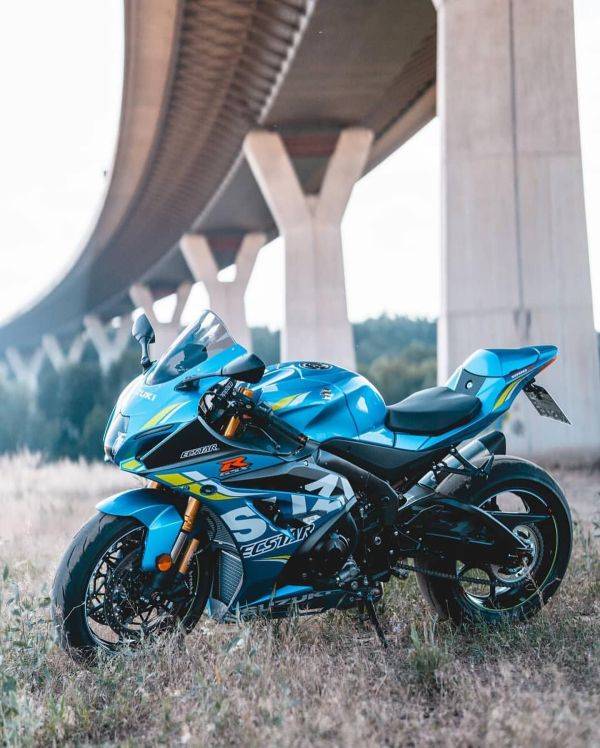 Suzuki GSX R1000的经典赛趴4缸摩托车