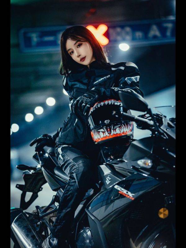 骑摩托的女人，确实很酷！