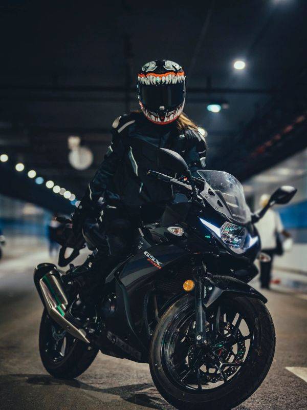 骑摩托的女人，确实很酷！
