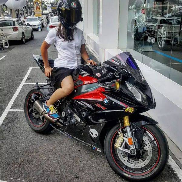 骑S1000RR的泰国女孩