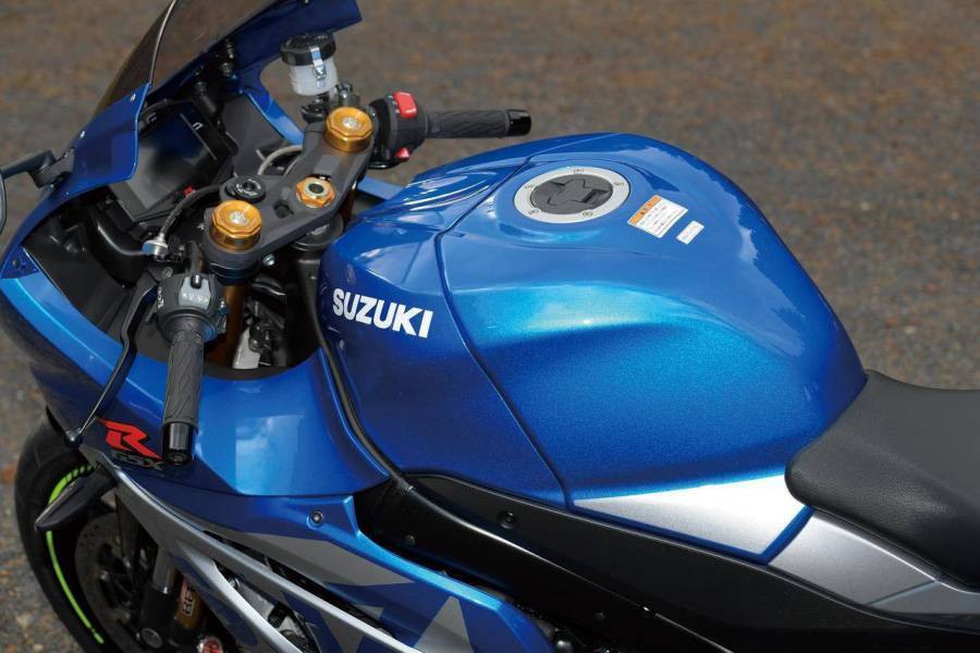 铃木公升级跑车GSX-R1000R，赛车技术水冷四缸动力强