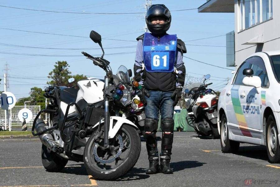 日本摩托驾校的教练车长啥样？有什么特别？