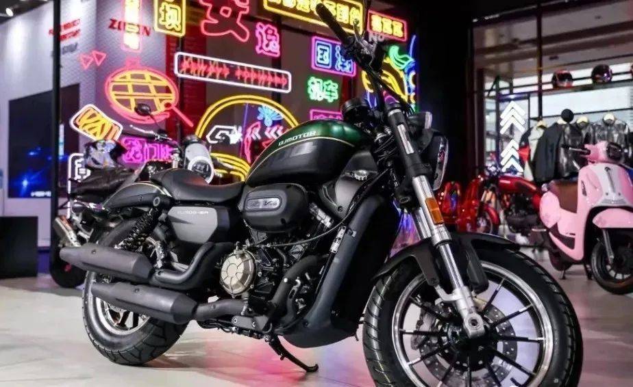 23999元！V型双缸+ABS，国产巡航新“状元”QJMOTOR闪300S四色来袭！