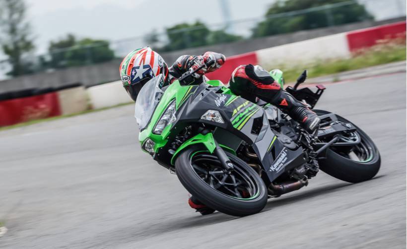 21款Kawasaki Ninja 400暮光蓝、深空灰登场