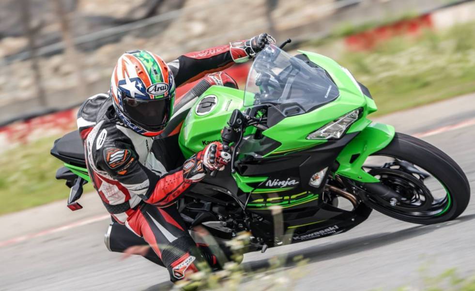 21款Kawasaki Ninja 400暮光蓝、深空灰登场