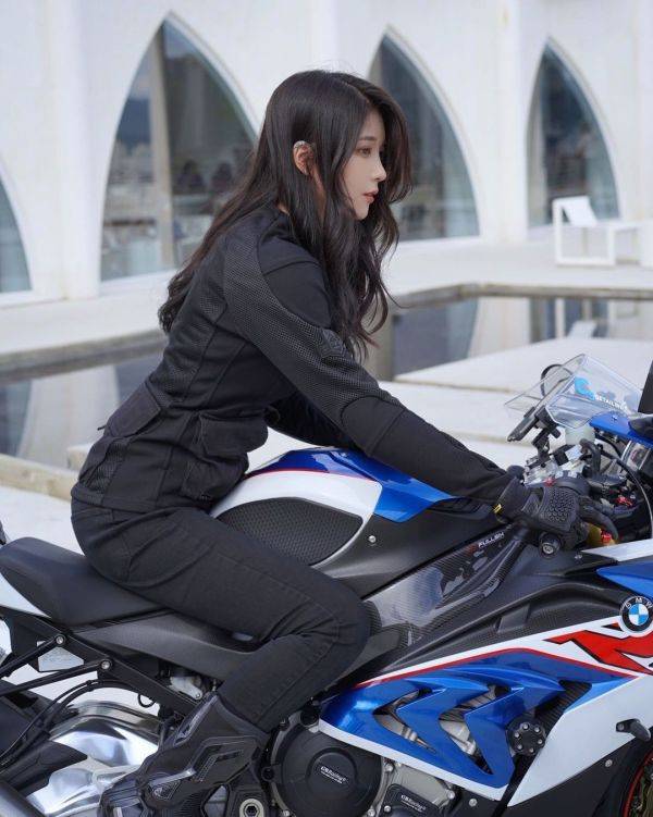 美女摆拍宝马S1000RR