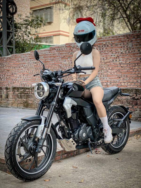 微胖的女孩骑上摩托也很帅不是吗？