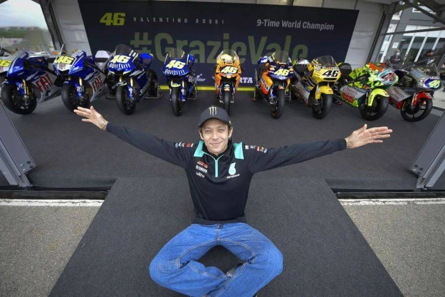 VR46猴王罗西完成职业生涯谢幕演出，入选MotoGP名人堂