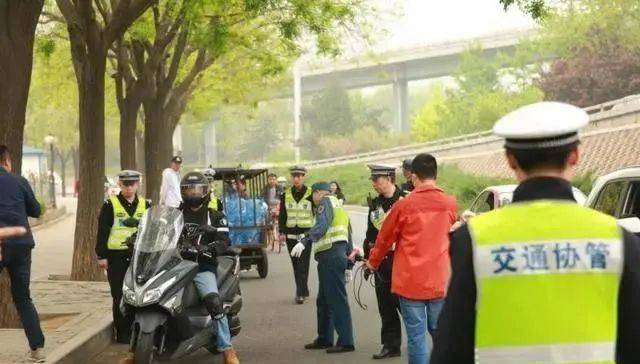 驾驶摩托车闯入禁行区域被罚，男子不服：这是对摩托车的歧视！