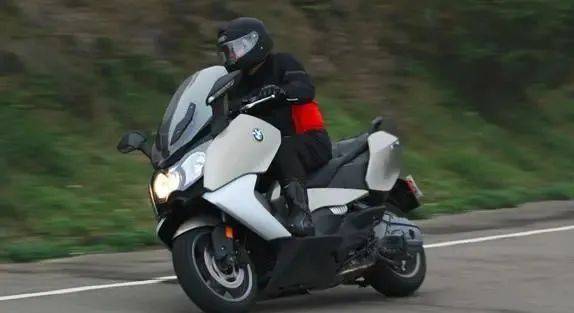 速克达宝马高性能摩托车,水冷双缸,电子引擎系统,休旅大踏板!