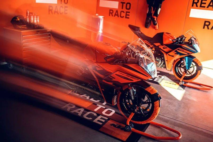 加装了原厂改装组件的 KTM 新一代 RC390