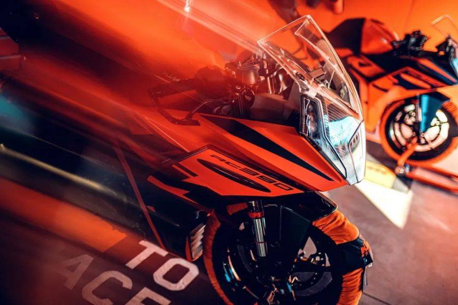 加装了原厂改装组件的 KTM 新一代 RC390