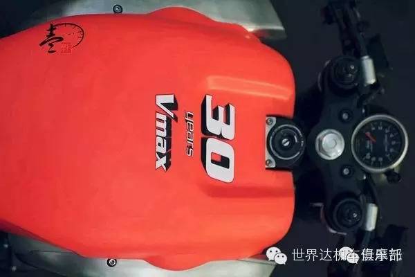 车型——雅马哈VMAX30周年纪念改装版“直线疯子”