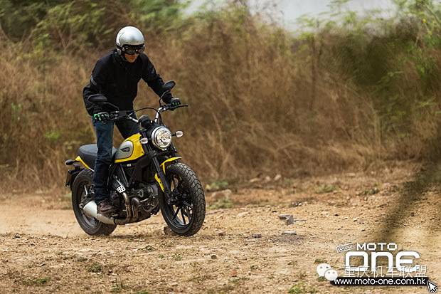 泰国试驾2015凯旋 DUCATI SCRAMBLER强劲低扭复古车