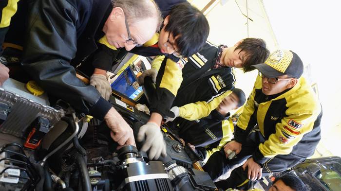 澳洲技师特为中国越野调试机械增压-----运良改装
