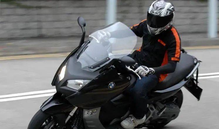 速克达宝马高性能摩托车,自动大灯,座椅加热,长途旅行必备!
