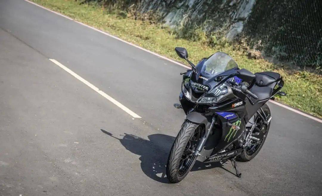 2021 雅马哈 YZF-R15 V3真实解剖,动力充沛,上手门槛低,LED头、尾灯科技感十足