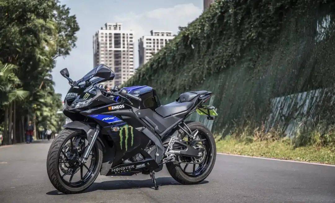 2021 雅马哈 YZF-R15 V3真实解剖,动力充沛,上手门槛低,LED头、尾灯科技感十足