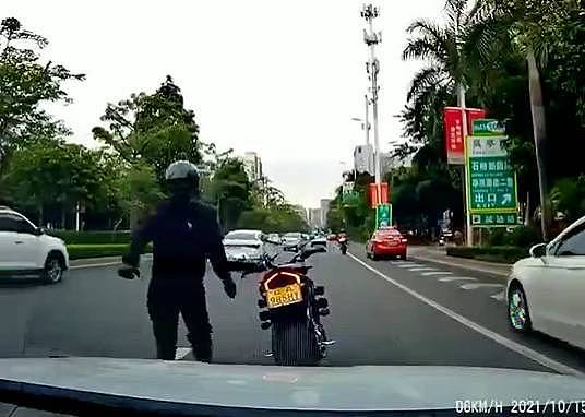 热点新闻丨轿车与摩托车互相追逐别车？南宁交警：都罚！