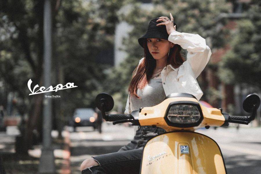 长腿女生与她的Vespa