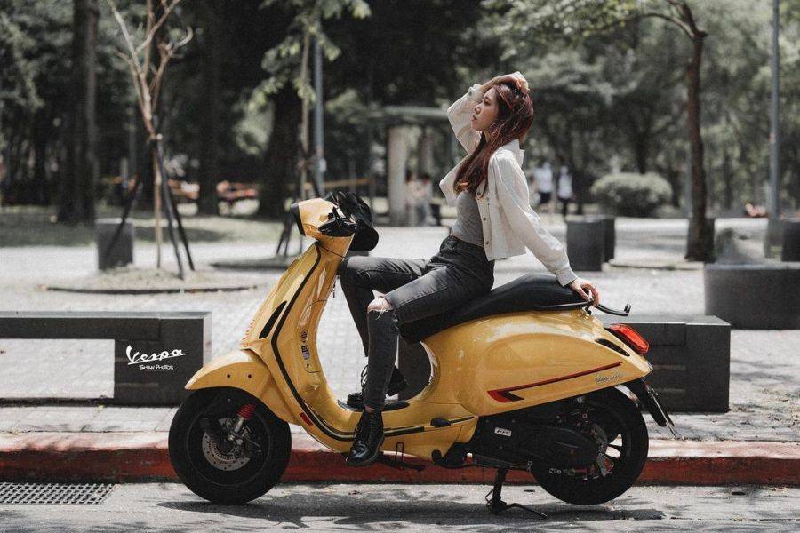 长腿女生与她的Vespa