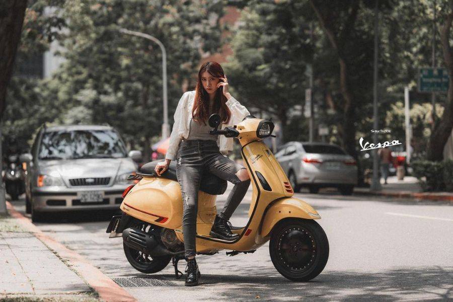 长腿女生与她的Vespa