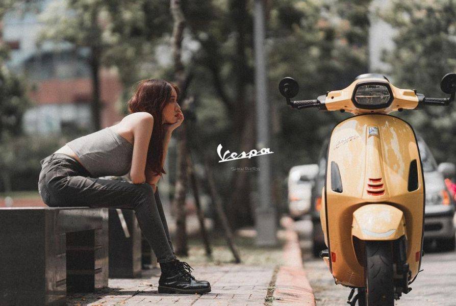 长腿女生与她的Vespa