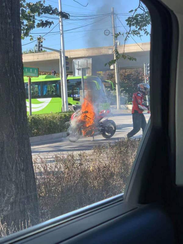 “热车”烧掉100W+？北京发生摩托车起火事故