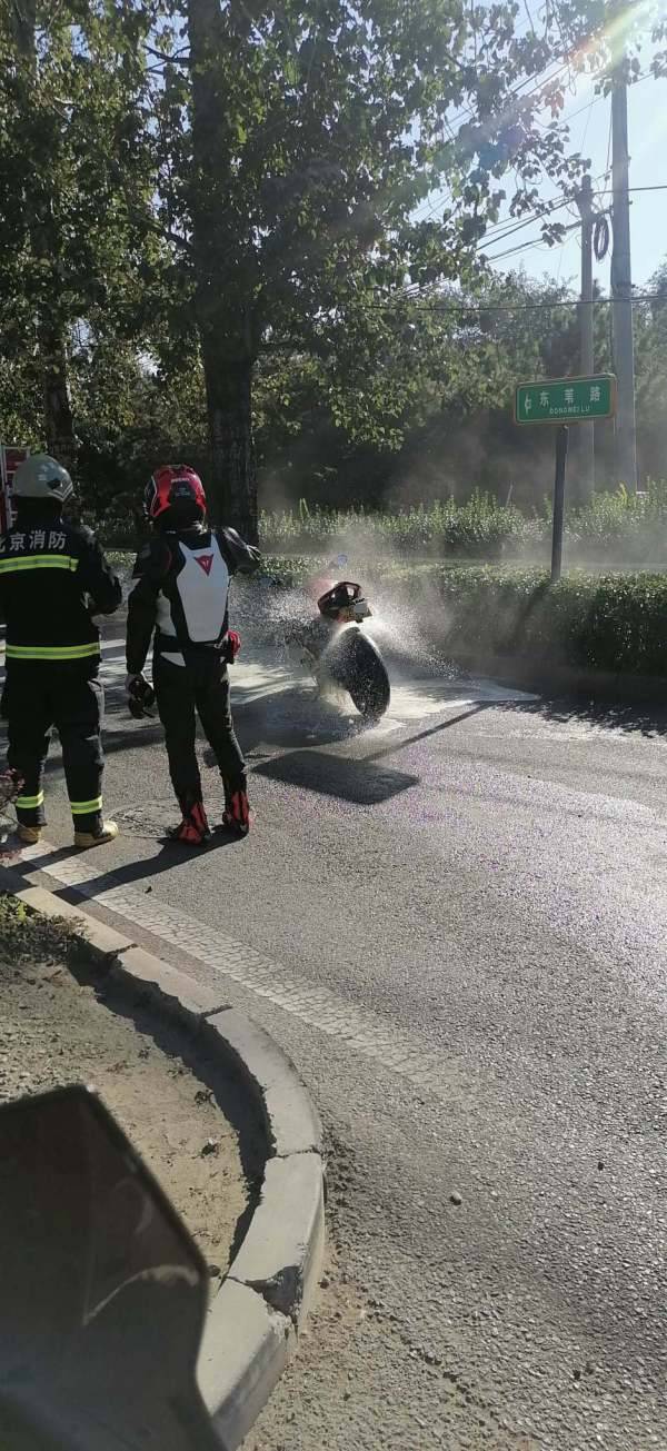 “热车”烧掉100W+？北京发生摩托车起火事故